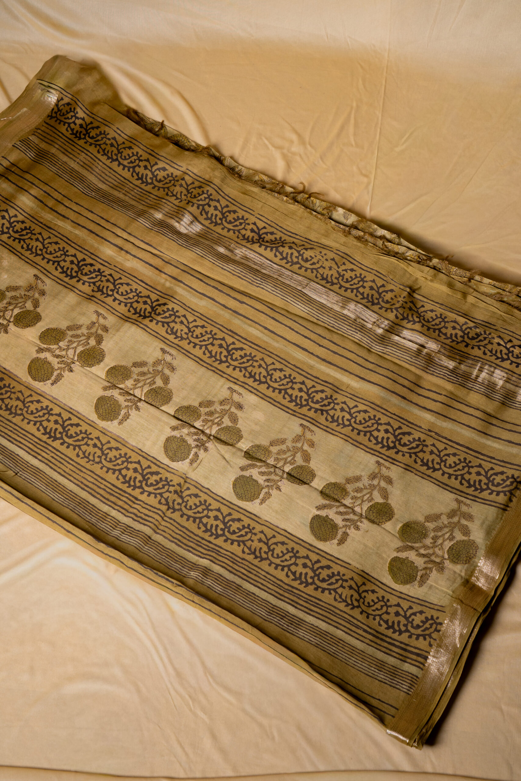 Sangeri Print Fenugreek Color Chenderi Silk Saree - Image 3